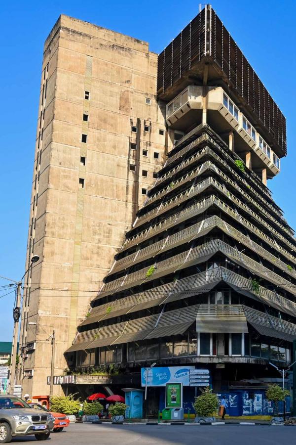 Sur le Plateau, la Pyramide, l'immeuble iconique d'Abidjan © Pascale Missoud