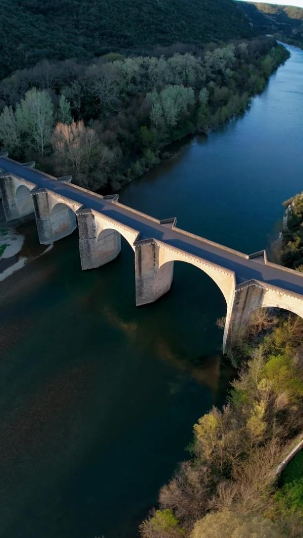 Pont menant au Prieuré Saint-Nicolas © DR Pont menant au Prieuré Saint-Nicolas © DR