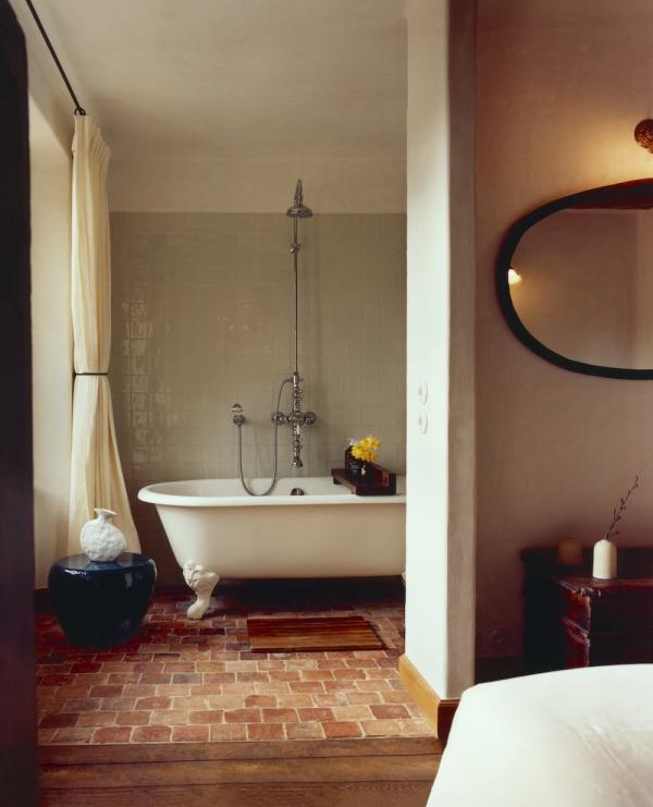 Tomettes, baignoire à pieds de lion et jonquilles fraîches : l’esprit maison de campagne du Doyenné © Le Doyenné Tomettes, baignoire à pieds de lion et jonquilles fraîches : l’esprit maison de campagne du Doyenné © Le Doyenné