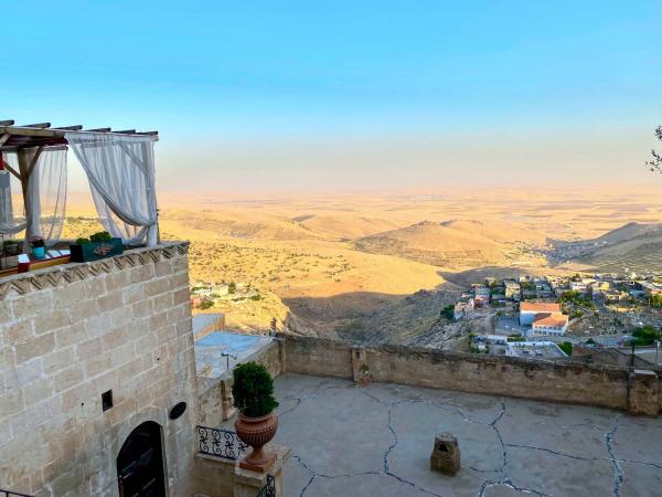 Vue sublime sur la plaine de Mésopotamie depuis l’une des terrasses du Selcuklu Konagi a Mardin © Emmanuel Laveran