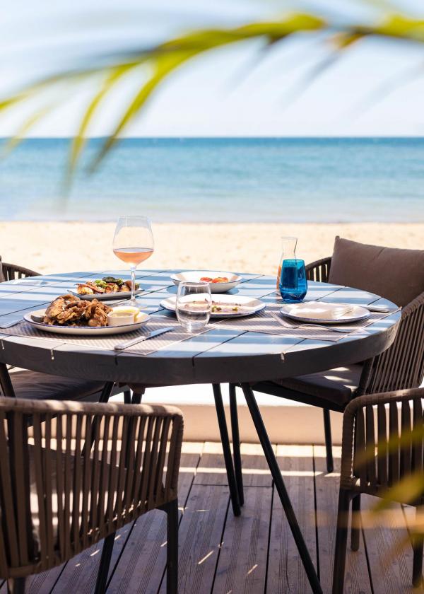 W Ibiza | Chiringuito Blue sur la plage © W Hotels