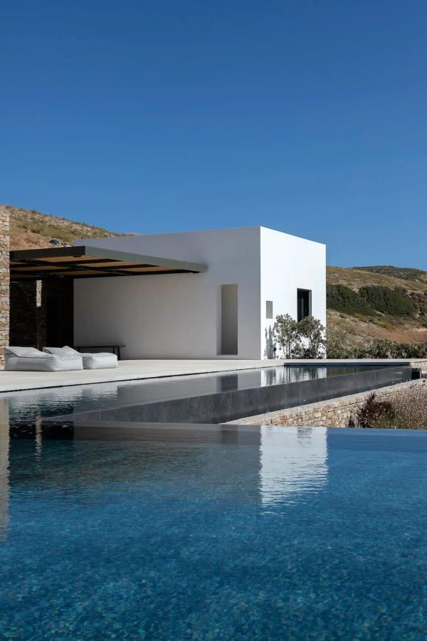 Pensée comme un hameau, la villa Hébée répartit ses chambres dans des pavillons indépendants. Un atout rare pour une villa à louer dans les Cyclades. © Le Collectionist