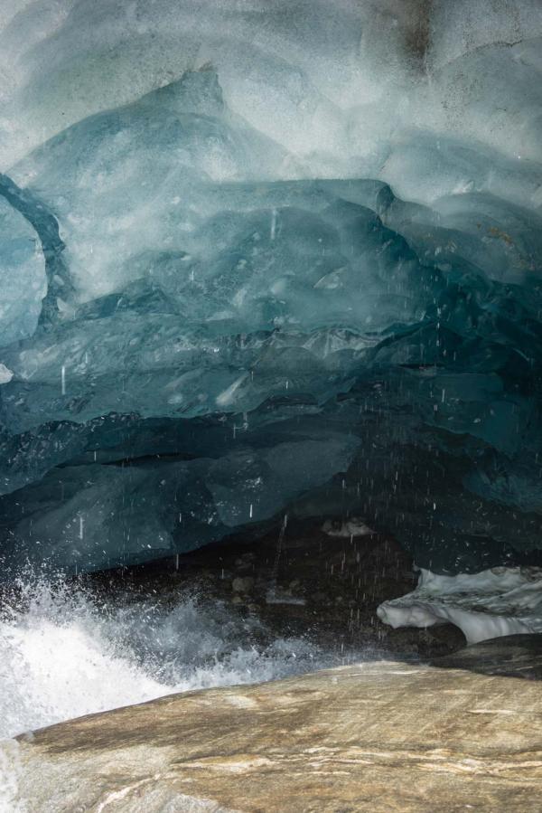 Une anfractuosité située sur le côté du glacier révèle de manière spectaculaire les aspects multiples que peut prendre la glace : blanche, transparente ou bleutée, selon la présence de bulles d'air et l'agencement des cristaux © DB|YONDER.fr