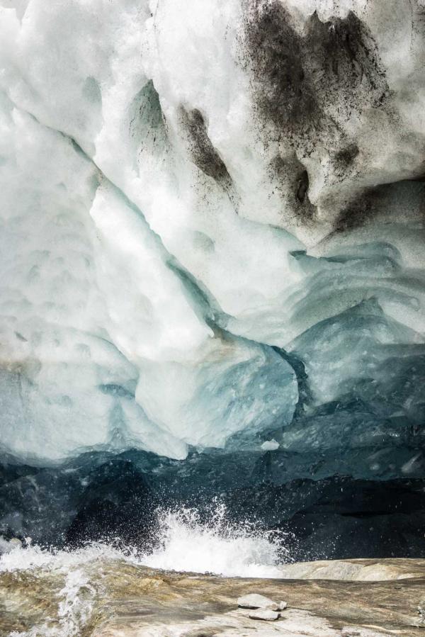 Une anfractuosité située sur le côté du glacier révèle de manière spectaculaire les aspects multiples que peut prendre la glace : blanche, transparente ou bleutée, selon la présence de bulles d'air et l'agencement des cristaux © DB|YONDER.fr