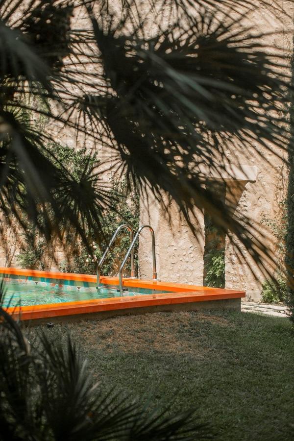 Réserver une chambre haute en couleurs en Camargue à l’hôtel © L’Arlatan Réserver une chambre haute en couleurs en Camargue à l'hôtel © L’Arlatan