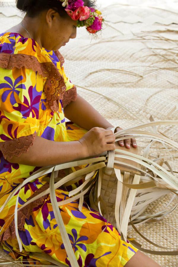 Artisanat sur l'île de Rurutu dans l'archipel des Australes © Tahiti Tourisme