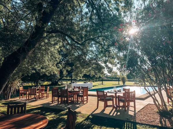 Château des Alpilles — restaurant au bord de la piscine © Maya Rollin