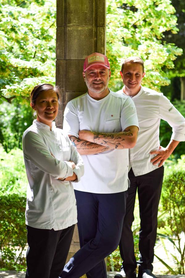 Equipe en cuisine et Christophe Chiavola