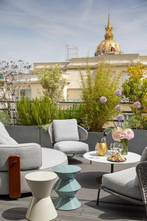 La suite Dôme du Cinq Codet, avec une vue imprenable sur le Dôme des Invalides et la Tour Eiffel © Antoine Schramm