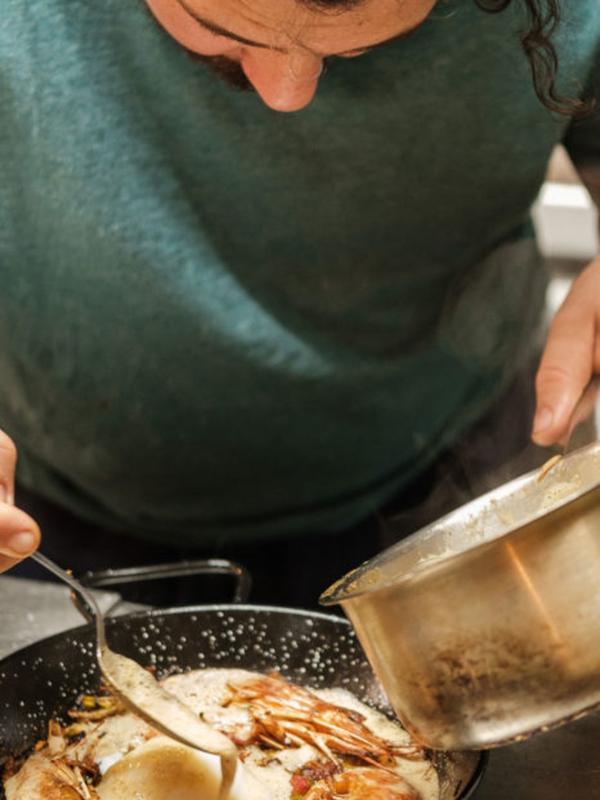 Chef Hugo en cuisine © Mr H Chef Hugo en cuisine © Mr H