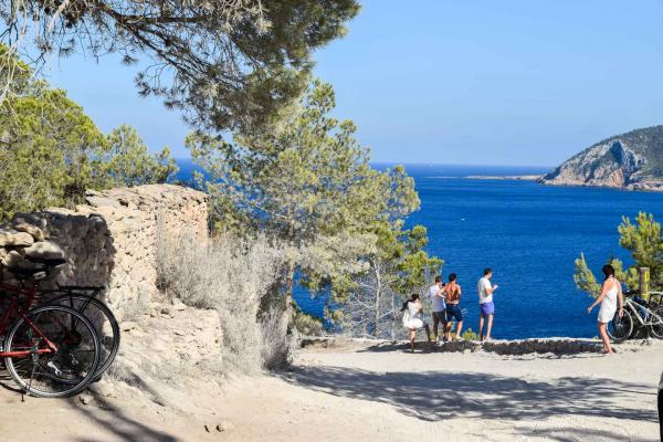 Sur le chemin menant à Cala d’en Serra | © YONDER.fr