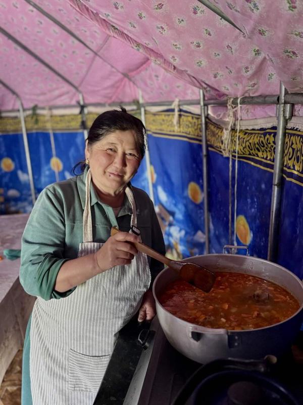 Au campement, les repas mijotent longuement dans la marmite familiale © DR Au campement, les repas mijotent longuement dans la marmite familiale © DR