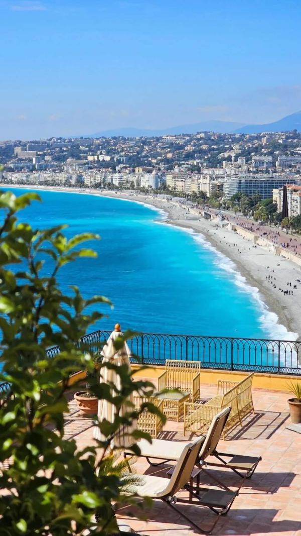 Avant de dire oui, un dernier moment de calme sur le solarium, face à la baie des Anges © Hôtel La Pérouse Avant de dire oui, un dernier moment de calme sur le solarium, face à la baie des Anges © Hôtel La Pérouse