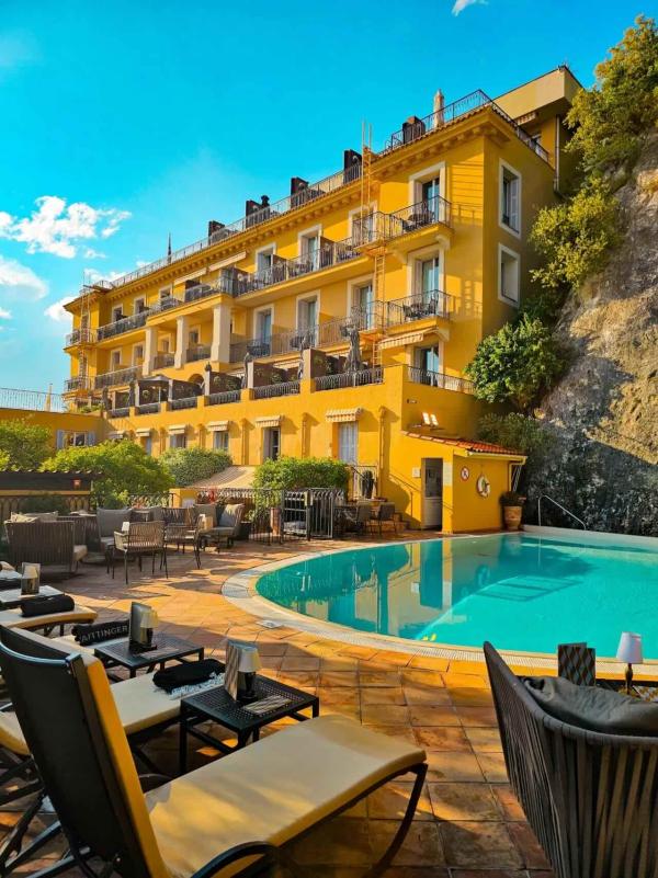 Adossé à la colline du Château, l’hôtel cache une piscine creusée à même la roche © Hôtel La Pérouse Adossé à la colline du Château, l’hôtel cache une piscine creusée à même la roche © Hôtel La Pérouse