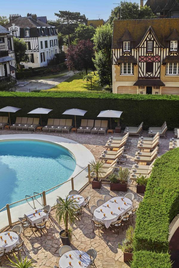 L’hôtel Barrière Le Royal Deauville, la Côte Fleurie sous son plus beau jour © Barrière