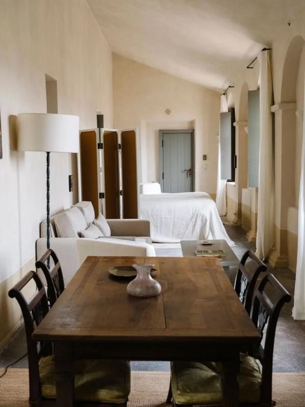 Murs chaulés et meubles anciens : le calme d’une cellule de couvent, la douceur d’une maison de famille © Hôtel du Couvent Murs chaulés et meubles anciens : le calme d’une cellule de couvent, la douceur d’une maison de famille © Hôtel du Couvent