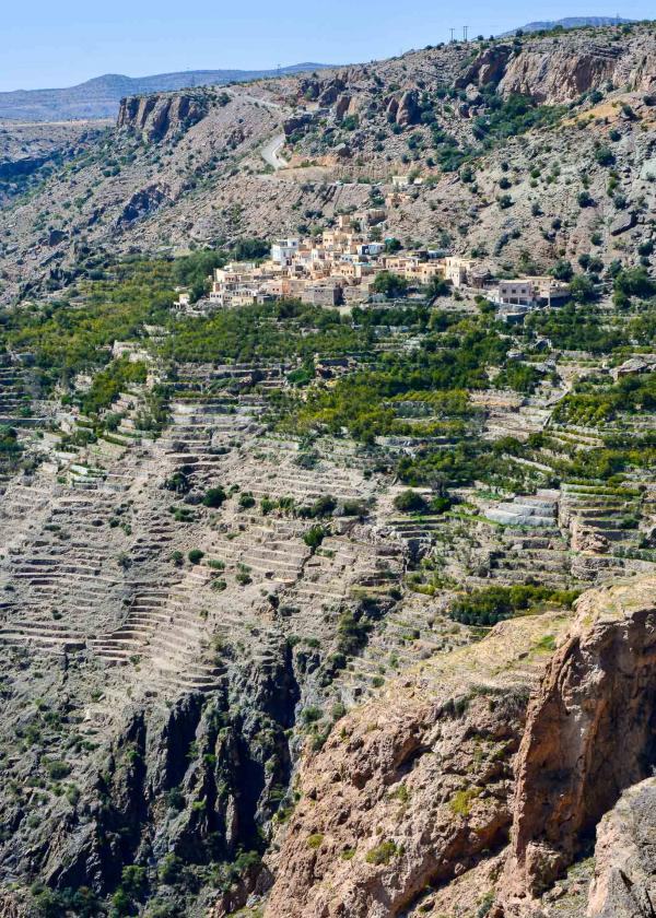 Villa et promenade avec vue sur canyon à l’hôtel Alila Jabal Akhdar. © Emmanuel Laveran.