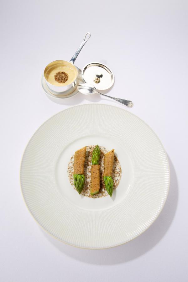 Les Crayères Reims - plat Christophe Moret - asperges - DR Les Crayères Reims - plat Christophe Moret - asperges - DR