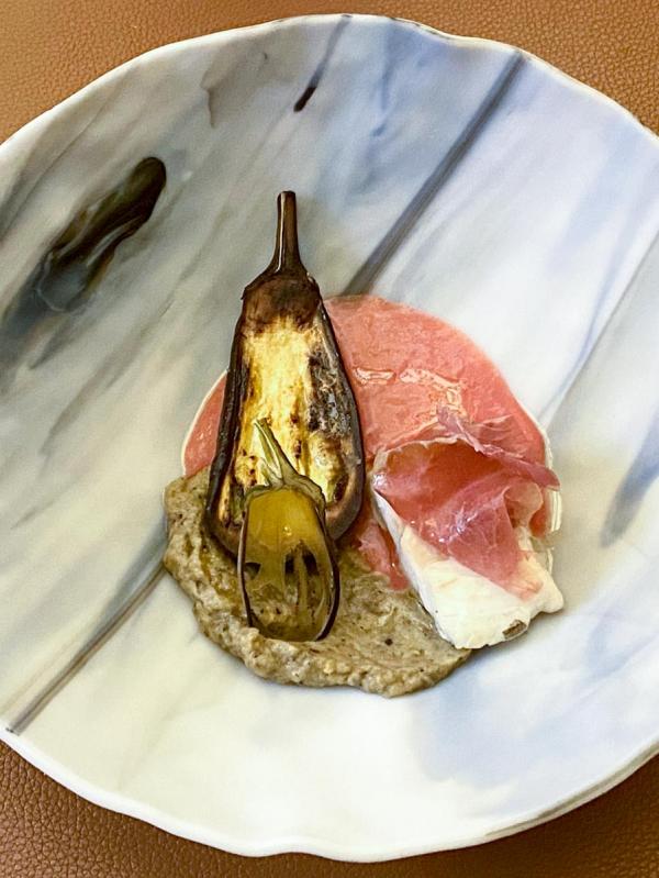 « Loup, cecina de Léon, purée d’aubergines » au Jardin des Sens © EL|YONDER.fr