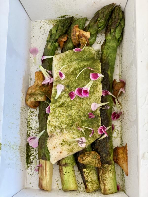 Stéphane Pitré : "Dos de maigre, asperges vertes grillées, beurre blanc au vinaigre de sakura", un grand plat © EL / YONDER.fr