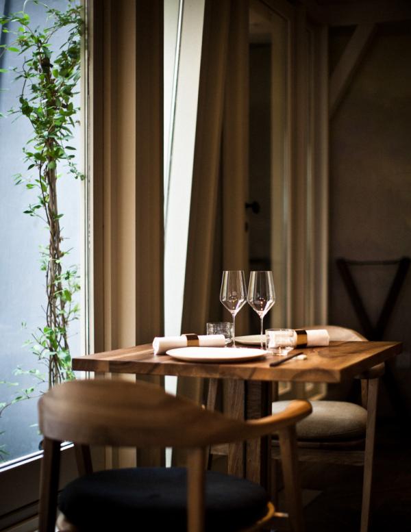 Décor élégant dans la salle à manger de yam'Tcha © Édouard Caupeil