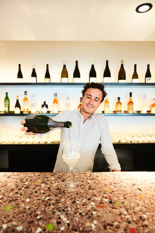 Marin Simon, le jeune directeur du restaurant, derrière le bar © Louis Laurent Grandadam