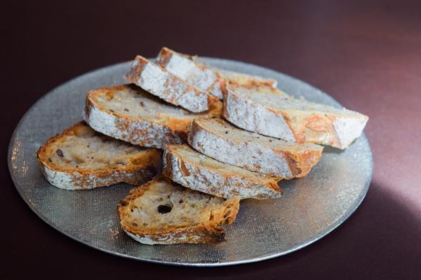 Le pain sur la table nous rappelle que William Ledeuil inscrit sa cuisine dans la lignée de la cuisine gastronomie française © MB | YONDER.fr