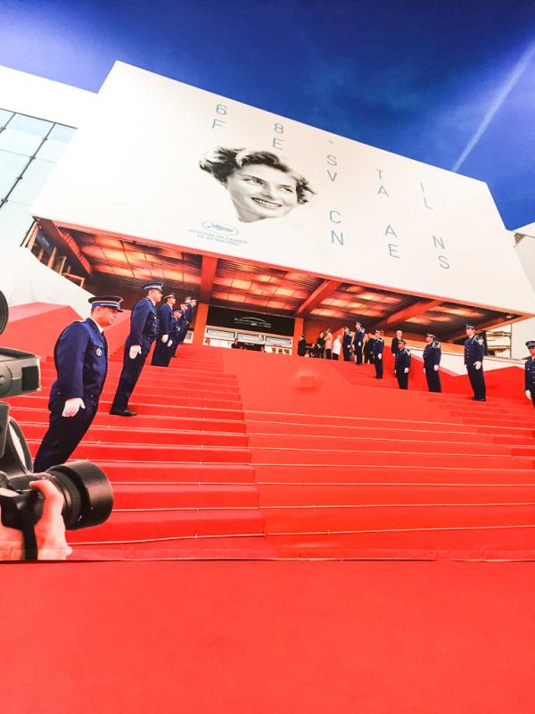 À l'office du tourisme, le tapis rouge sert de décor aux photos souvenirs © Yonder.fr