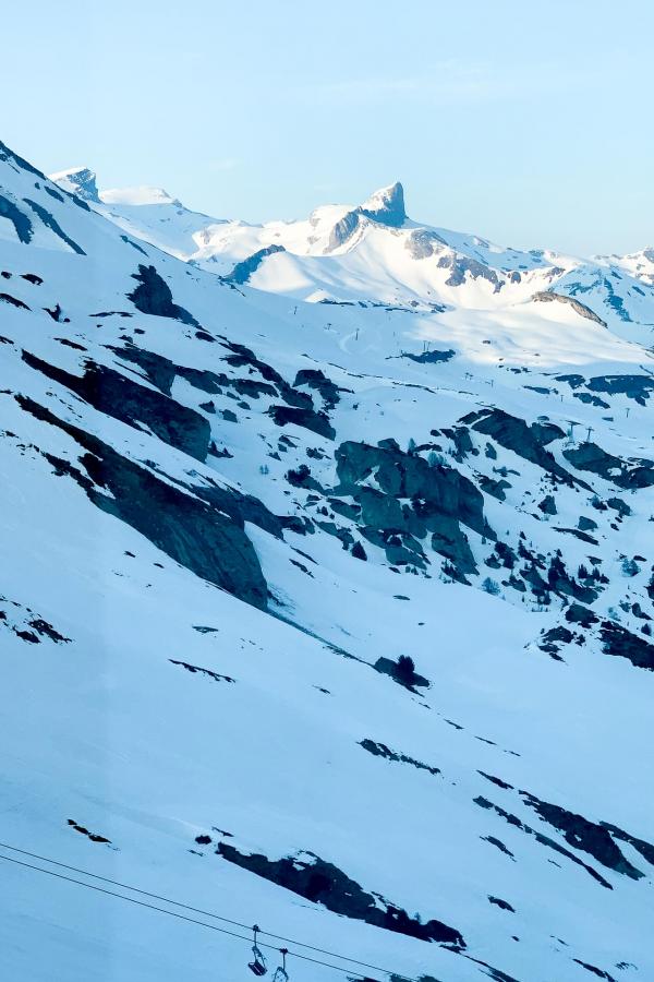 Vue sur les sommets depuis la scène MDRNTY © YONDER.fr