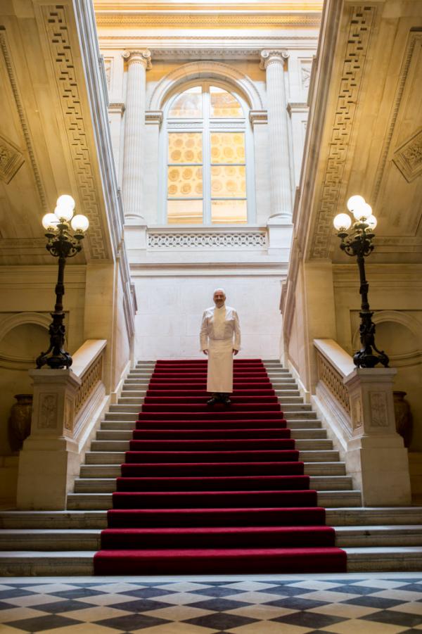 Guy Savoy pose dans le grand escalier d'honneur de La Monnaie de Paris, son nouveau "chez-lui" parisien © Laurence MOUTON