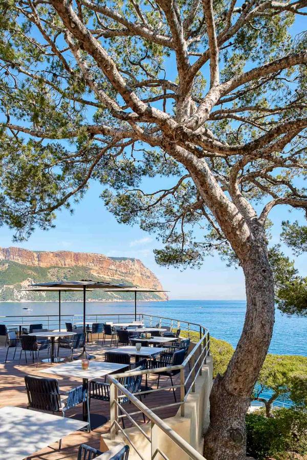 Vue sur le Cap Canaille depuis la terrasse du restaurant Les Belles Canailles © D. Delmas