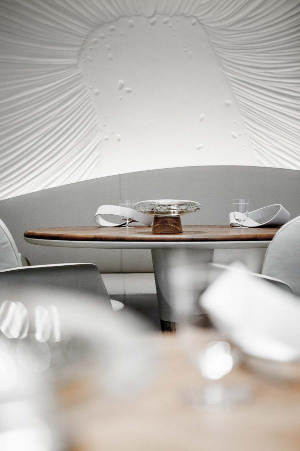 La salle à manger contemporaine du restaurant Alain Ducasse au Plaza Athénée © Pierre Monetta