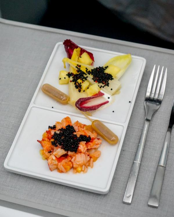 L'entrée : tartare de homard à l'ananas et oeufs de homard bleu ; déclinaison d'endives, vinaigrette de homard © YONDER.fr