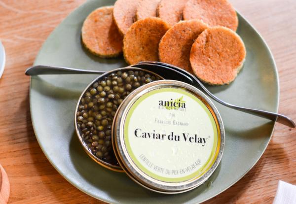 « Caviar du Velay » : lentilles vertes sont prises dans une gelée de crustacés et entreposées sur un lit de chair de tourteau émietté et citron vert © Mélissa Lereoux