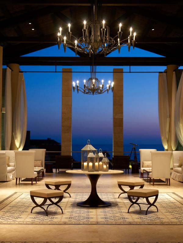 Le pavillon d'accueil de l'hôtel, dans le plus pur style grec, s'ouvre vers la mer © The Romanos