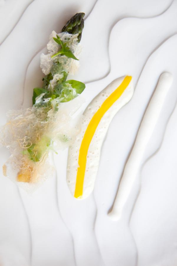 Asperge, parmesan citron © Thaï Toutain