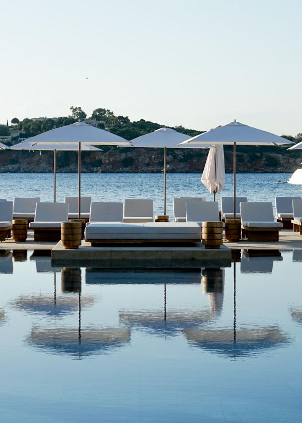 Au bord de la piscine principale du Four Seasons Astir Palace Hotel Athens (aile Nafsika) © YONDER.fr