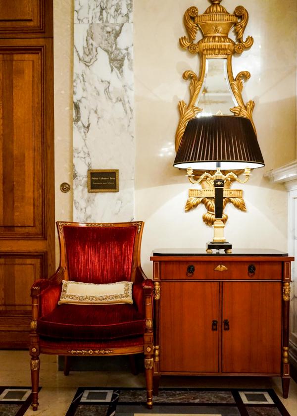 Luxueux décor néoclassique ou Empire au Four Seasons Lion Palace © YONDER.fr