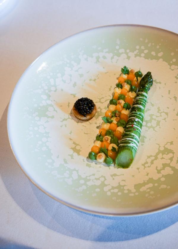 Premières asperges vertes de Pertuis, garniture mimosa, caviar gold © YONDER.fr