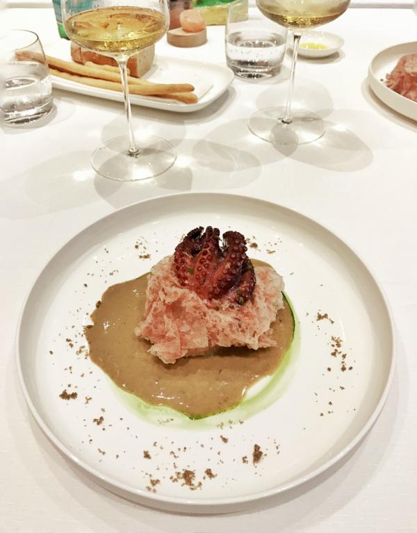 "Polpo sulla roccia", l'un des plats sous forme d'illusion du très chef Pino Cuttaia à La Madia © Yonder.fr