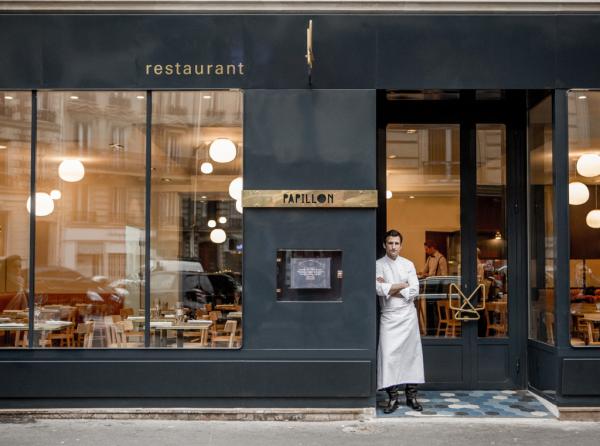 Christophe Saintagne pose devant son restaurant © Pierre Monetta