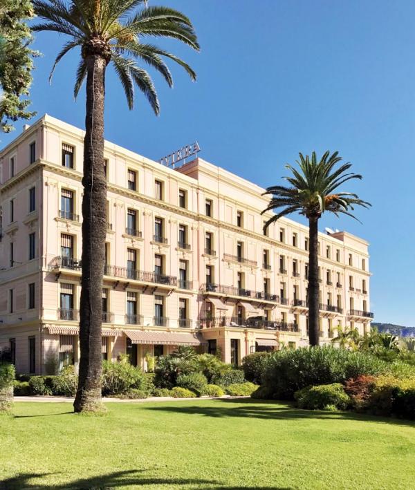 La façade du Royal Riviera, l'un des deux hôtels 5-étoiles de Saint-Jean-Cap-Ferrat et définitivement l'une des plus belles adresses de la Côte d'Azur © Yonder.fr