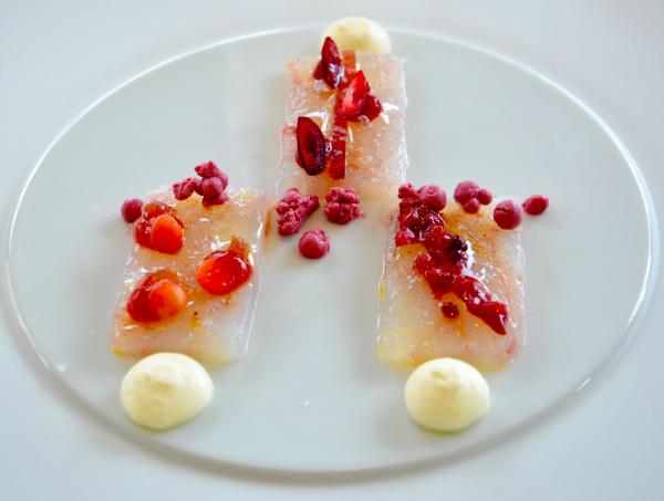 Découpe de langoustine marinée, fraises, cranberry, framboise, hibiscus © Emmanuel Laveran