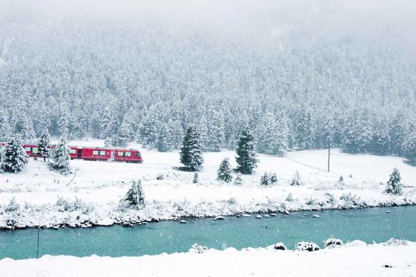 Par tous les temps, les trains suisses parcourent le pays, comme ici près de la forêt de la Stazerwald © Rhaetische Bahn