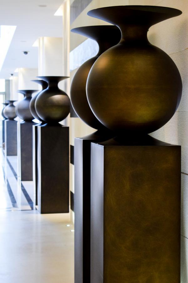 Vases monumentaux comme des amphores dans le lobby © YONDER.fr