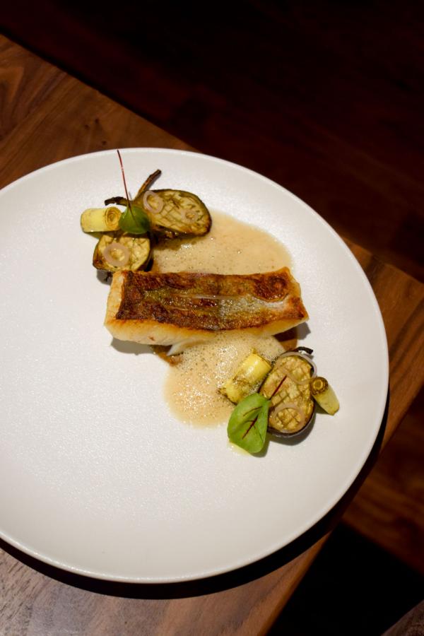 Le plat : lieu jaune, aubergines, verjus © YONDER.fr