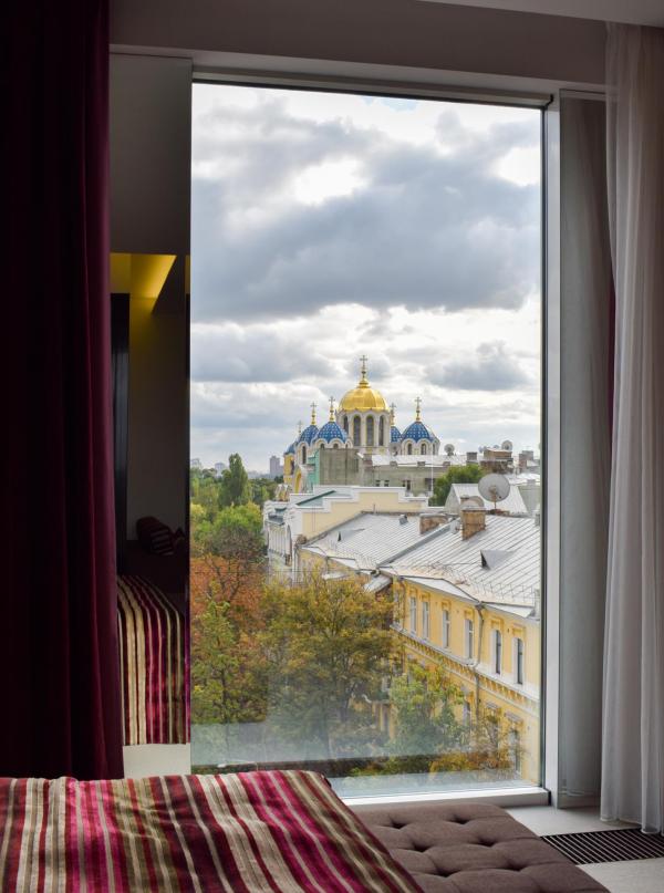 Vue sur la Cathédrale Saint-Volodymyr depuis le lit de la chambre 603 © YONDER.fr