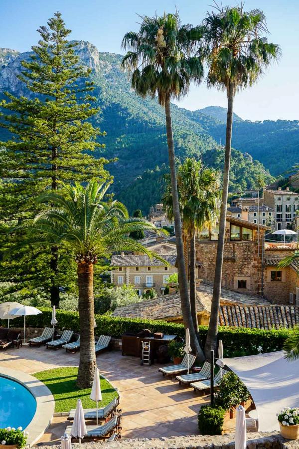 Au bord de la grande piscine du Belmond La Residencia © YONDER.fr