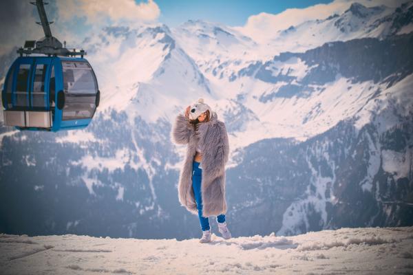 Une festivalière pose devant le paysage alpin au sommet de la montagne où la scène MDRNTY a élu résidence © David Holderbach