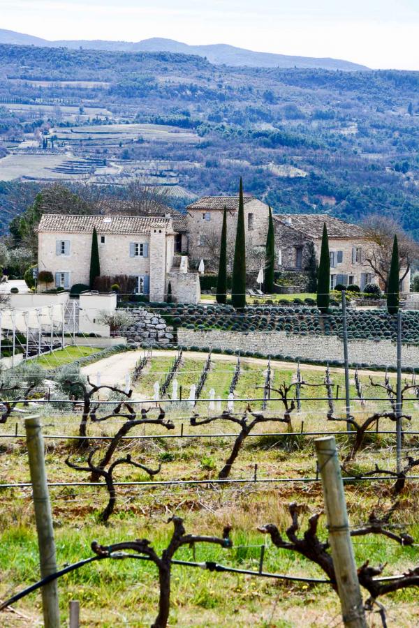 Coquillade Village se situe sur une colline qui domine la plaine et fait face au massif boisé du Luberon © Emmanuel Laveran